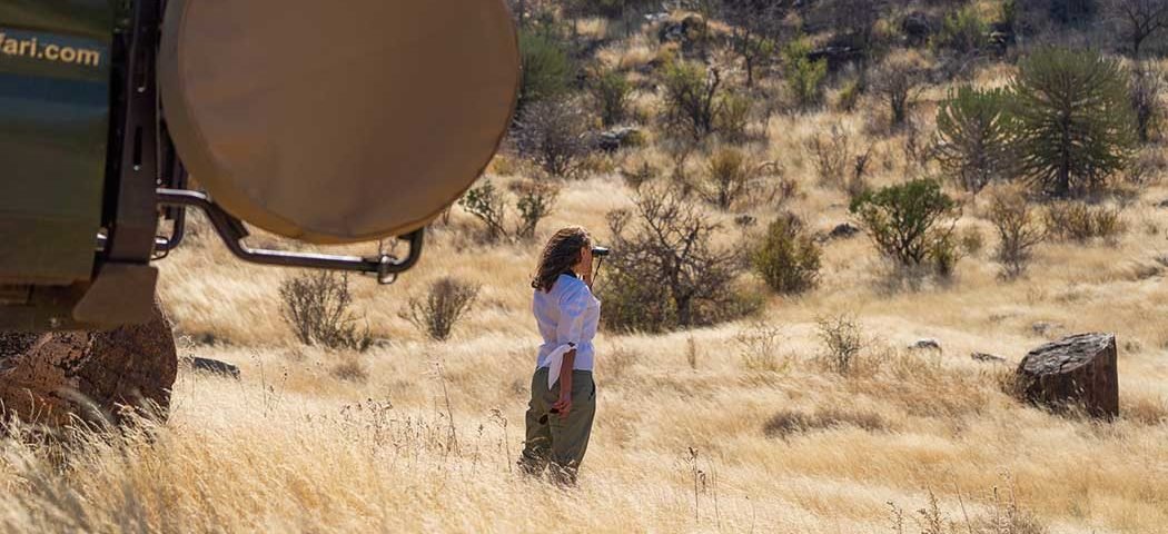 Frau und Safari Jeep in Samburu Nationalreservat während einer Kenia Safari Reise