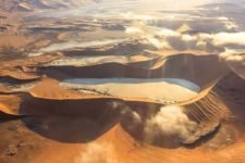 Helikopterblick aufs Sossusvlei während der Namibia Safari Rundreise